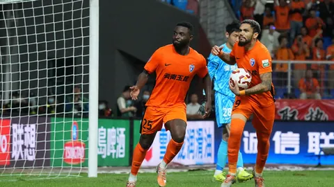 Angelababy携子现身街头，5岁海绵宝宝引人注目